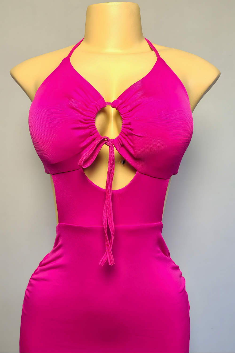 Vestido Alpha Muse - Cuello Halter y Cortes Escultóricos