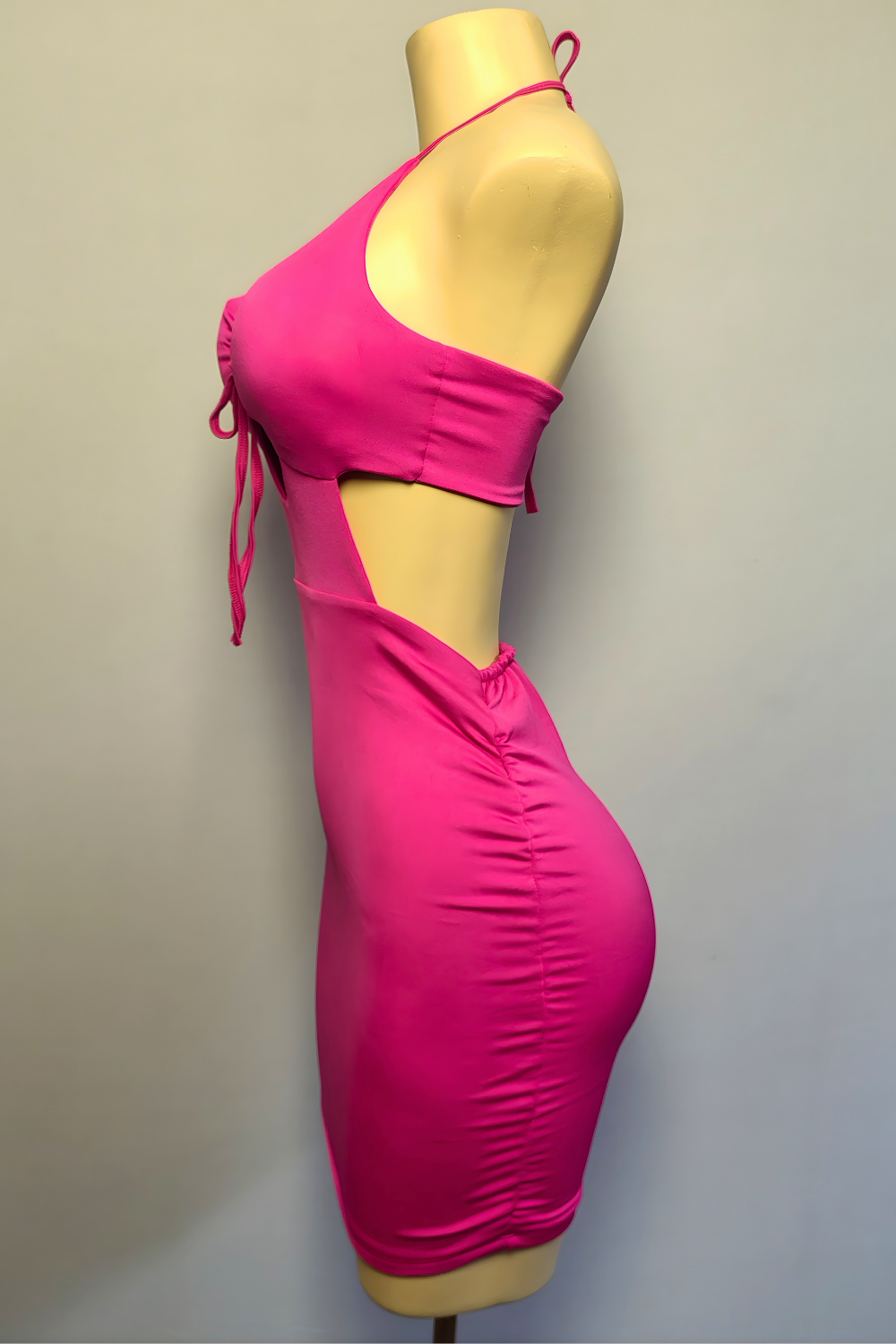 Vestido Alpha Muse - Cuello Halter y Cortes Escultóricos