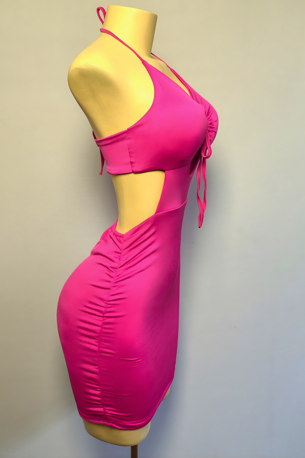 Vestido Alpha Muse - Cuello Halter y Cortes Escultóricos
